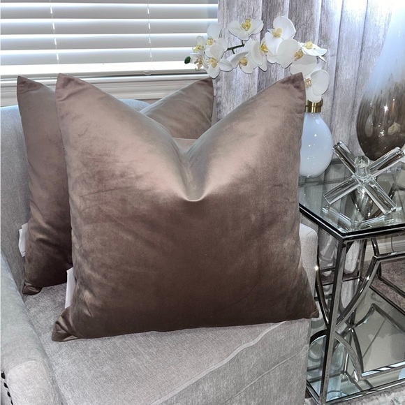 1-NWT TGH TESSITURA VELVET DECORATIVE PILLOWS (Read description for details) - Picture 9 of 17